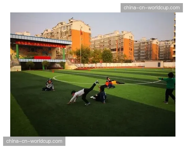斯特拉斯堡举办首届女子足球节,吸引超千名当地女孩参与。 斯特拉斯堡举办首届女子足球节,吸引超千名当地女孩参与。