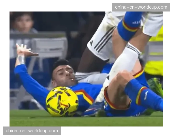 西甲裁判委员会会议:将研讨对背后铲球行为的红牌判罚尺度统一 西甲裁判委员会会议:将研讨对背后铲球行为的红牌判罚尺度统一