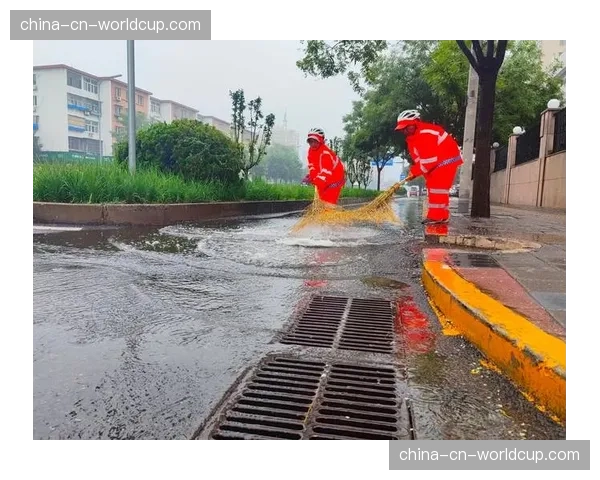 暴雨突袭深圳主场，工作人员紧急处理球场积水